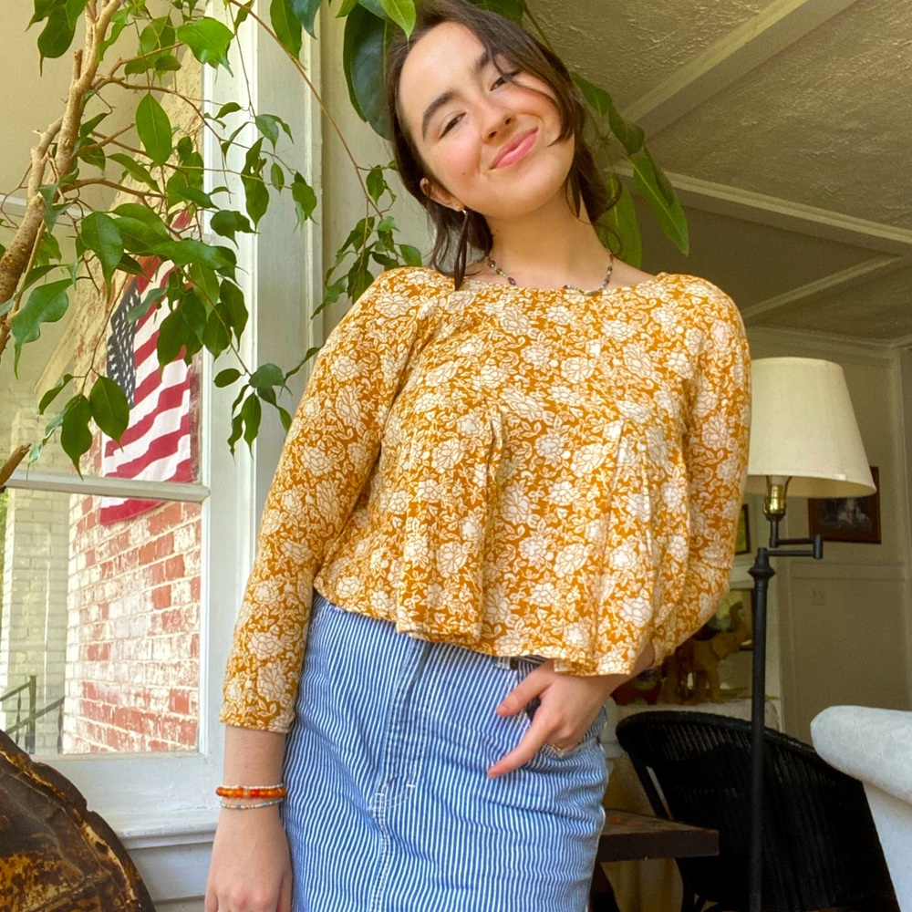 Kimchi Blue mustard floral pleated blouse | XS